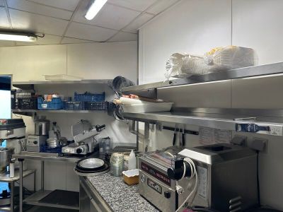 une cuisine avec beaucoup de plans de travail et de nombreux appareils électroménagers