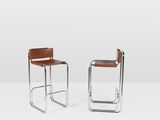 lot de deux tabourets de bar en chrome et cuir
