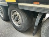 un gros plan sur un pneu crevé d'un camion