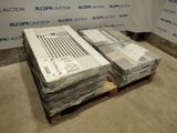 une pile de cartons sur une palette devant un mur