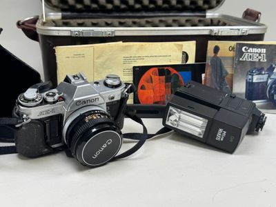 un appareil photo, un étui pour appareil photo et un appareil photo posé sur une table