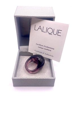 une boîte contenant une bague, posée sur une surface blanche