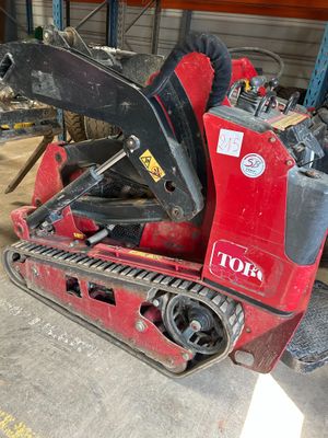 une machine rouge qui se trouve dans un garage