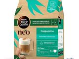 un gros plan d'un paquet de café sur fond blanc
