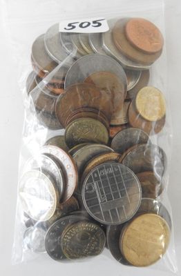 un sac rempli de pièces de monnaie sur lequel est accrochée une étiquette indiquant le prix
