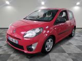 la photo d'une voiture rouge garée dans un garage