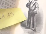 un livre sur lequel figure la photo d'un homme fumant la pipe
