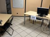 des tables et des chaises dans une pièce où se trouve un tableau blanc accroché au mur