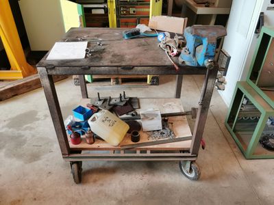 une table de travail sur laquelle sont posés de nombreux outils