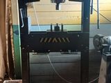 une machine qui se trouve dans un garage