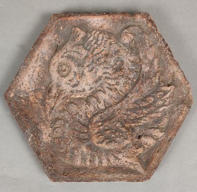 un gros plan d'une vieille pièce de monnaie sur laquelle figure un oiseau