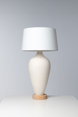 une lampe blanche posée sur une table blanche