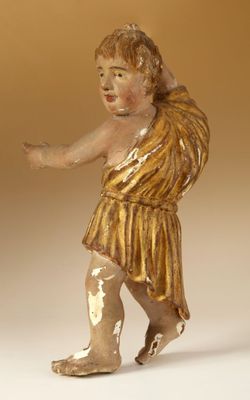 une photo d'une statue représentant un garçon avec un sac sur le dos