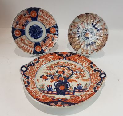 trois assiettes et un bol sont posés sur une table