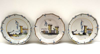 trois assiettes à motifs différents posées sur une table