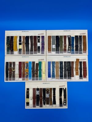 un ensemble de montres de différents types exposées dans une vitrine