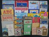 de nombreux livres pour enfants exposés sur une table
