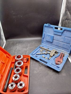 deux outils dans une boîte à outils à l'arrière d'un camion