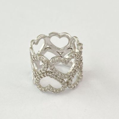 gros plan d'une bague en argent sur une surface blanche