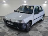 la photo d'une voiture blanche garée dans un garage
