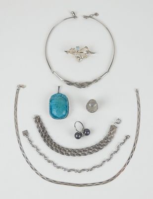 un assortiment de bijoux comprenant un collier, un bracelet et une bague