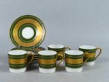 un service de six tasses et soucoupes vertes et dorées