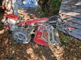 un petit tracteur rouge posé par terre