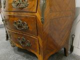 une commode en bois avec un plateau en marbre