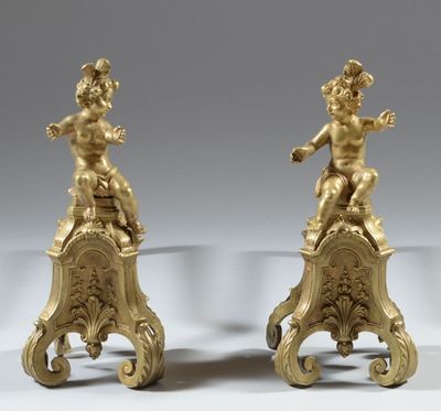 une paire de figurines anciennes en laiton représentant un garçon et une fille