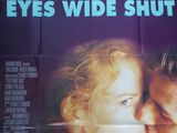 une image de l'affiche du film « Eyes Wide Shut », sur laquelle on voit un homme embrasser une femme