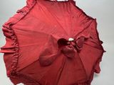 un parapluie rouge orné d'un nœud sur le dessus