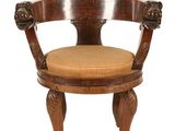 une image représentant une chaise en bois sur laquelle est posé un coussin de couleur beige