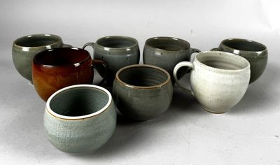 de nombreuses tasses alignées les unes à côté des autres sur la table