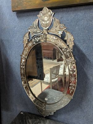 un miroir posé sur une table