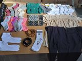 de nombreuses paires de chaussettes, des chaussettes, des chaussettes, des gants, des gants et d'autres articles posés sur une table