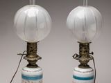 paire de lampes en verre rayées de blanc et de bleu, avec des finitions dorées
