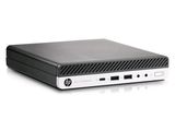 L'ordinateur de bureau HP est posé sur une surface blanche.