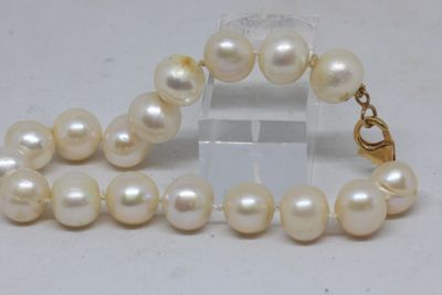 white pearl necklace with gold clasp and clasp