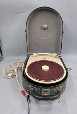 une valise dans laquelle se trouve un tourne-disque