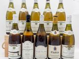 de nombreuses bouteilles de vin posées sur une table