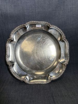 une assiette en argent sur fond noir, avec un fond noir