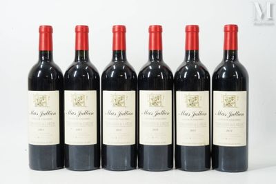 six bouteilles de vin rouge sont alignées sur une table