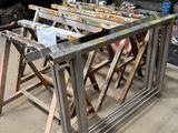 une table sur laquelle se trouvent de nombreux outils