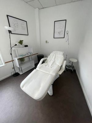 une photo d'une chambre avec un lit dedans
