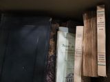 de nombreux livres anciens dans une boîte posée par terre