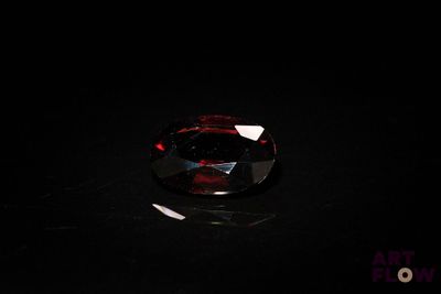 gros plan d'un diamant rouge sur une surface noire