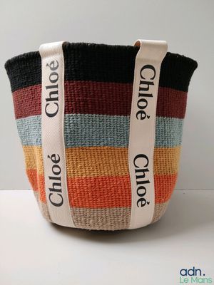 un gros plan d'un panier tressé sur lequel figure un nom