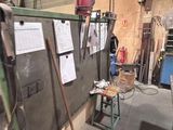une photo d'un homme travaillant dans une usine