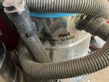 une image représentant un aspirateur muni d'un tuyau