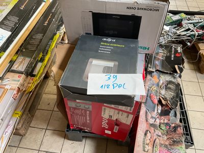 une boîte sur laquelle est posé un ordinateur, dans un magasin